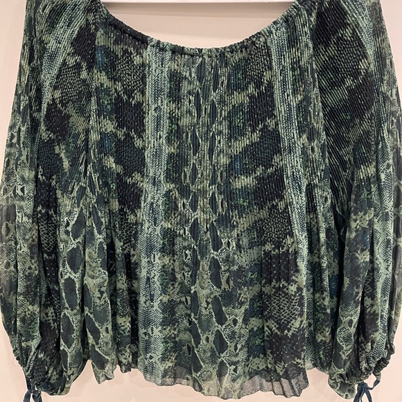 Wilfred Aritzia Talence Blouse Green & Black Python Snake Print Pleated size XS - Picture 2 of 8